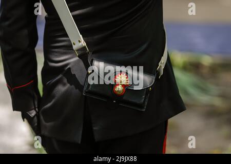Bucarest, Romania - 23 maggio 2022: Dettagli con la borsa in pelle e uniforme, con il logo del cappellino del moschettiere, di un poliziotto italiano in una cerimonia Foto Stock