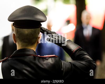 Dettagli poco profondi di campo (fuoco selettivo) con un poliziotto italiano in uniforme cerimoniale saluta. Foto Stock