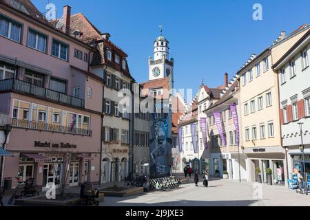 Ravensburg, Germania - Mar 23, 2022: Zona pedonale nel centro della città di Ravensburg. La torre sullo sfondo si chiama Blaserturm. Foto Stock