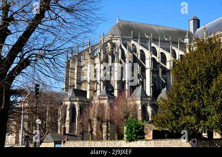 Cattedrale Romana di Saint Julien a Le Mans sul cielo azzurro sfondo, Pays de la Loire regione nel nord-ovest della Francia Foto Stock