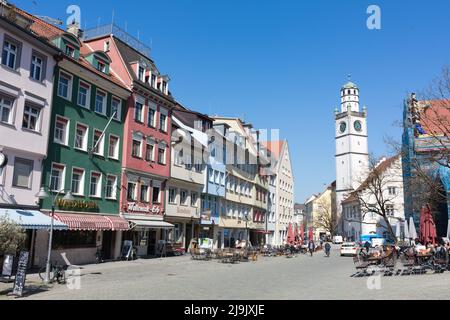 Ravensburg, Germania - Mar 23, 2022: Paesaggio urbano di Ravensburg con case storiche e Blaserturm. Foto Stock