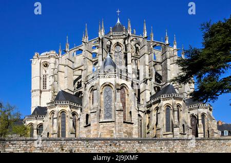 Cattedrale Romana di Saint Julien a Le Mans sul cielo azzurro sfondo, Pays de la Loire regione nel nord-ovest della Francia Foto Stock