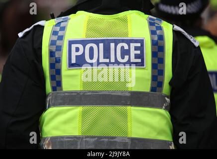 Foto di archivio datata 11/05/21 di un ufficiale di polizia. I capi della polizia hanno insistito sul fatto che un nuovo piano per combattere il razzismo tra gli ufficiali non riguarda la correttezza politica o l'essere 'svegliati'. Martedì il National Police Chiefs Council (NPCC) ha lanciato un piano d'azione per la corsa alla polizia, volto ad affrontare la discriminazione, ad affrontare l'iniquità nel trattamento delle persone nere, e ad aumentare il numero di funzionari e personale neri. Data di emissione: Martedì 24 maggio 2022. Foto Stock