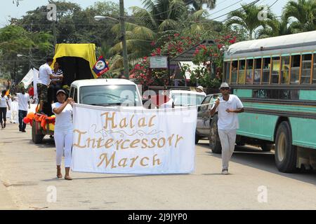 PUNTA GORDA, BELIZE - 20 APRILE 2016 Halal intercessori marcia e bandiera attraverso il centro della città Foto Stock