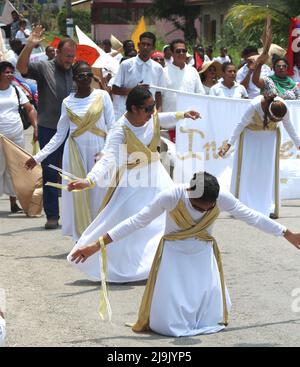 PUNTA GORDA, BELIZE - 20 APRILE 2016 Halal intercessori marcia e ballerini in bianco e oro attraverso il centro della città Foto Stock