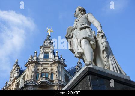 Antwerpen, Belgio - 11 luglio 2021: Statua del pittore fiammingo Antoon van Dyck (anche: Anthonis van Dyck, Anthony van Dyck). Con la testa rivolta verso Foto Stock