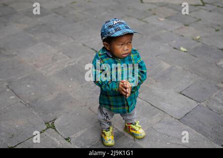 Kathmandu, Nepal. 24th maggio 2022. Dor Bahadur Khapangi, 18, l'adolescente maschio vivente più corto, che ha misurato una media di (2 piedi 4,9 in) raggiunge la cerimonia dell'evento prima di ricevere il certificato del detentore del record dei primati del mondo di Guinness a Kathmandu, Nepal il martedì 24 maggio 2022. (Credit Image: © Skanda Gautam/ZUMA Press Wire) Foto Stock