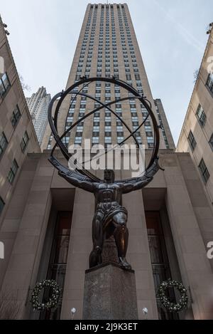 La Statua dell'Atlante di fronte al Rockefeller Center a New York City. Foto Stock