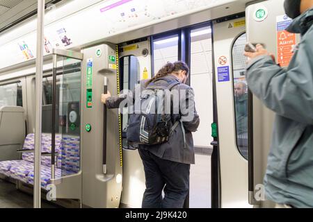 Londra Paddington, Regno Unito 24th maggio 2022. Un passeggero pronto per scendere dalla linea Elizabeth il primo giorno di treno per il servizio passeggeri martedì mattina. Il progetto di costruzione della ferrovia incrociata dovrebbe costare quasi 19bn sterline in 13 anni. Credit: Glosszoom/Alamy Live News Foto Stock