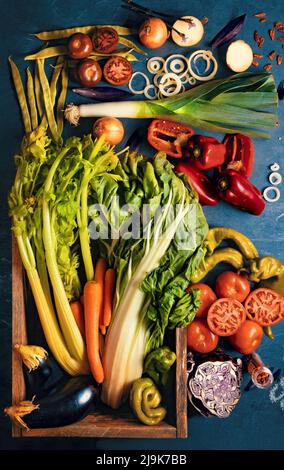 Alimenti sani e ricette di cucina di fondo. Raccolta di verdure e frutta su cemento nero o sfondo di pietra. Vista dall'alto e spazio di copia. Foto Stock