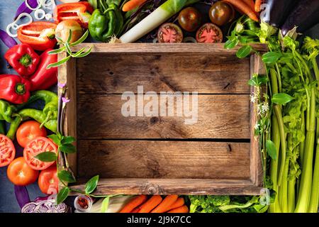 Alimenti sani e ricette di cucina di fondo. Raccolta di verdure e frutta su cemento nero o sfondo di pietra. Vista dall'alto e spazio di copia. Foto Stock
