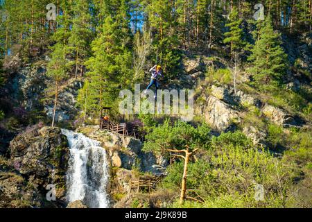 Cascata di Kamysh nella Repubblica Altai, piattaforme di osservazione e una piattaforma per la discesa su una fune. Foto Stock