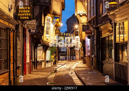 Dawn on the Shambles nel centro storico di York, Inghilterra. Foto Stock