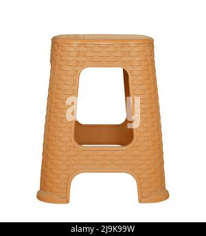 Vista frontale dello sgabello di plastica marrone isolato su bianco Foto Stock