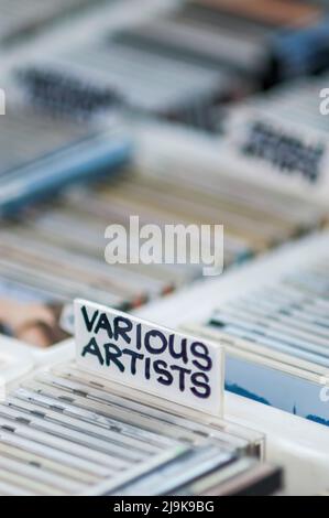 Vari artisti compilano CD per la vendita al mercato stradale Foto Stock