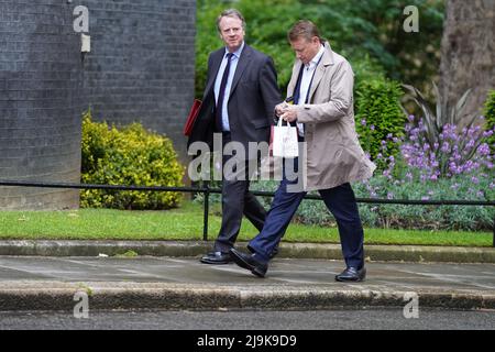 Il segretario scozzese Alister Jack (a sinistra) arriva a Downing Street, Londra, per una riunione del gabinetto. Data foto: Martedì 24 maggio 2022. Foto Stock