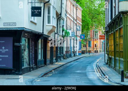 La mattina di primavera a Stonegate a York, Inghilterra. Foto Stock