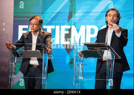 Candidato presidenziale Gustavo Petro per l'alleanza politica 'Patto Historico' (sinistra) e Federico 'fico' Gutierrez (destra) durante gli ultimi televis Foto Stock