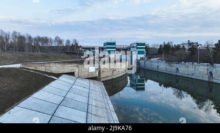 Il gateway di spedizione della centrale idroelettrica. Vista aerea Foto Stock