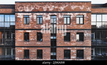 Una nuova casa in mattoni colorata con efflorescenza bianca, un cristallo di sale, formato a causa dell'acqua che è presente nei mattoni. Difetti di costruzione Foto Stock