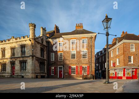 Mattina di primavera a Minster Yard a York, North Yorkshire, Inghilterra. Foto Stock