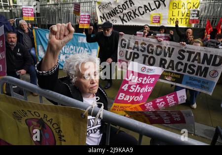 Manifestanti e sostenitori della famiglia Bayoh al di fuori della Capital House di Edimburgo per l'inchiesta pubblica sulla morte di Sheku Bayoh. Bayoh morì nel maggio 2015 dopo essere stato trattenuto da ufficiali che rispondevano ad una chiamata a Kirkcaldy, Fife. Data foto: Martedì 24 maggio 2022. Foto Stock