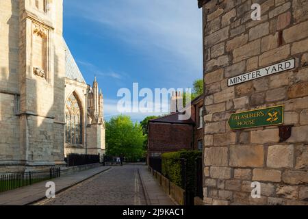 Mattina di primavera a Minster Yard a York, North Yorkshire, Inghilterra. Foto Stock