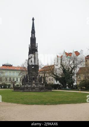 Fontana di Kranner (Krannerova kašna) disegnata dallo scultore ceco Josef Max (1845-1850) sul lungofiume del fiume Moldava a Praga, Repubblica Ceca. La statua equestre del Sacro Romano Imperatore Francesco II regnò in seguito come Imperatore Francesco i d'Austria è posta sulla guglia della fontana. Foto Stock