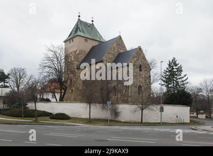 Chiesa romanica di San Bartolomeo (Kostel svatého Bartoloměje) datata dalla prima metà del 13th secolo nel distretto di Kyje a Praga, Repubblica Ceca. Foto Stock