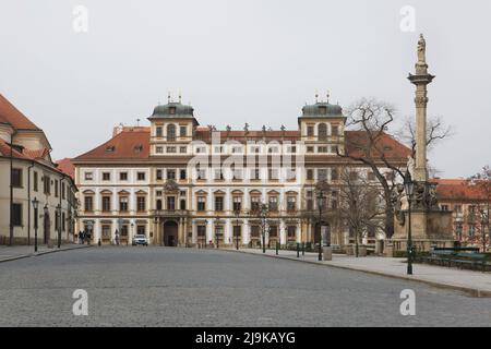 Palazzo Toscano (Toskánský palác) conosciuto anche come Palazzo Thun-Hohenstein (Thun-Hohenštejnský palác) in Piazza Hradčanské nel quartiere di Hradčany a Praga, Repubblica Ceca. Il palazzo barocco progettato dall'architetto francese Jean Baptiste Mathey (Jan Baptista Mathey) fu costruito alla fine del 17th secolo. Foto Stock