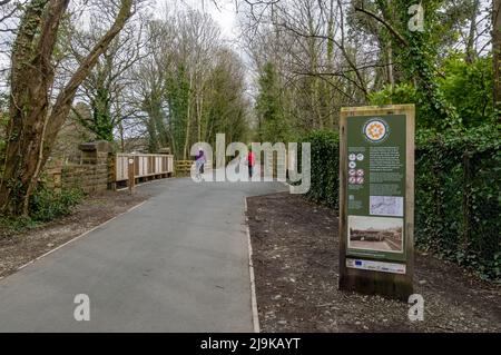 Persone turisti visitatori a piedi il Keswick a Threlkeld Railway Trail percorso a piedi sentiero primavera Lake District National Park Cumbria Inghilterra UK Foto Stock