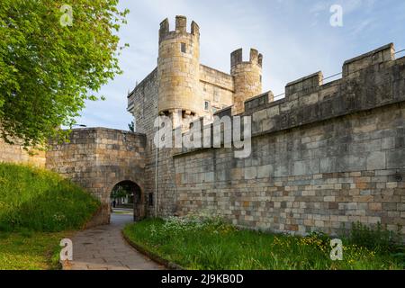 Mattina di primavera al Walmgate Bar di York, North Yorkshire, Inghilterra. Foto Stock