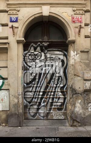 Gatto raffigurato nei graffiti firmati da AFDTX 2020 sulla porta storica di una dimora in via Ovenecká nel distretto di Holešovice a Praga, Repubblica Ceca. Foto Stock