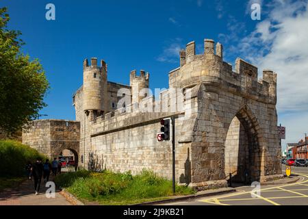 Pomeriggio di primavera al Walmgate Bar di York, Inghilterra. Foto Stock