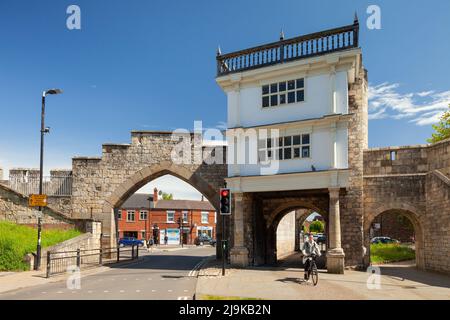 Pomeriggio di primavera al Walmgate Bar di York, Inghilterra. Foto Stock