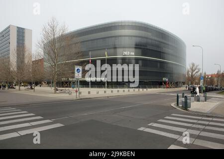 Biblioteca Nazionale Ceca di tecnologia (Národní technická knihovna) nel distretto di Dejvice a Praga, Repubblica Ceca. L'edificio progettato dall'AK Architekti Studio è stato completato tra il 2006 e il 2008. Foto Stock