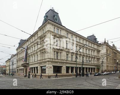 Café Slavia (Kavarna Slavia) sul lungofiume del fiume Moldava a Staré Město (Città Vecchia) a Praga, Repubblica Ceca. Foto Stock