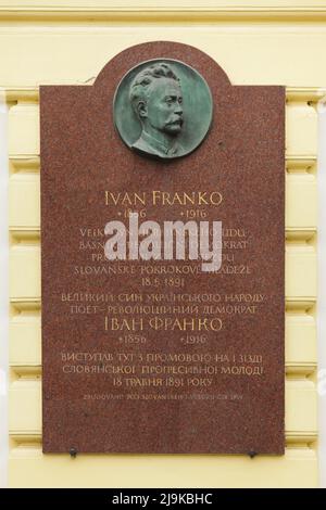 Targa commemorativa dedicata al poeta ucraino Ivan Franko sul Palazzo Žofín (Palác Žofín) sull'isola slava (Slovanský Ostrov) a Praga, Repubblica Ceca. Ivan Franko ha tenuto un discorso nel Palazzo di Žofín il 18 maggio 1891 sul Congresso della Gioventù Slavica Progressista. La placca è stata installata nel 1956. Foto Stock