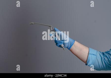 Strumenti proctologici per l'esame del paziente nelle mani del medico. Proctologia. Foto Stock