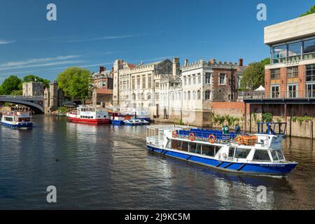 Barche da crociera sul fiume Ouse a York, Inghilterra. Foto Stock