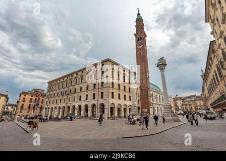 Palazzo della regione o Basilica Palladiana in Piazza dei signori. C12th Torre di Piazza con due colonne. Patrimonio mondiale dell'UNESCO. Vicenza. Foto Stock