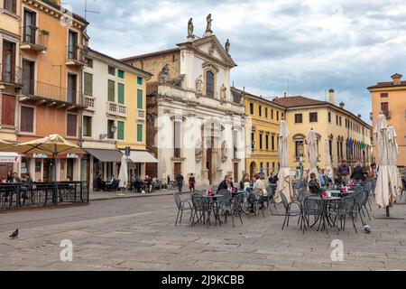 Cena all'aperto in Piazza della Biade con la chiesa Parrocchia di San Michele detta dei Servi sullo sfondo. Sito patrimonio dell'umanità dell'UNESCO Vicenza. Foto Stock