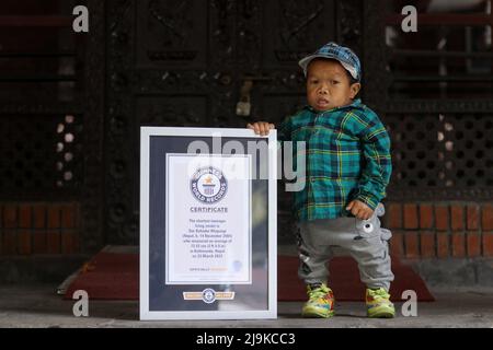 Kathmandu, NE, Nepal. 24th maggio 2022. Dor Bahadur Khapangi, 18, ha un certificato di Guinness dei primati che ha ricevuto come adolescente vivente più corto, a Kathmandu, Nepal il 24 maggio 2022. (Credit Image: © Aryan Dhimal/ZUMA Press Wire) Credit: ZUMA Press, Inc./Alamy Live News Foto Stock