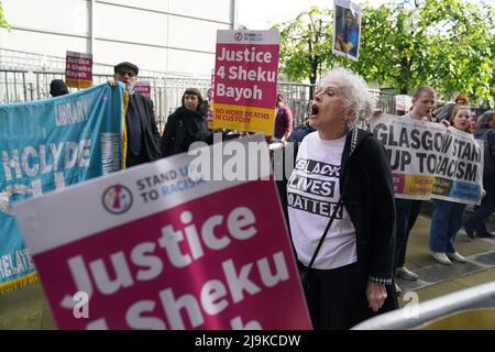 Manifestanti e sostenitori della famiglia Bayoh al di fuori della Capital House di Edimburgo per l'inchiesta pubblica sulla morte di Sheku Bayoh. Bayoh morì nel maggio 2015 dopo essere stato trattenuto da ufficiali che rispondevano ad una chiamata a Kirkcaldy, Fife. Data foto: Martedì 24 maggio 2022. Foto Stock