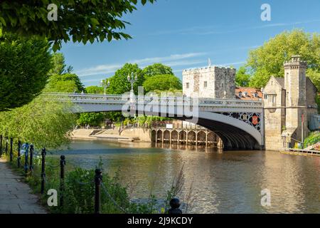 Pomeriggio di primavera al ponte Lendal sul fiume Ouse a York, Inghilterra. Foto Stock
