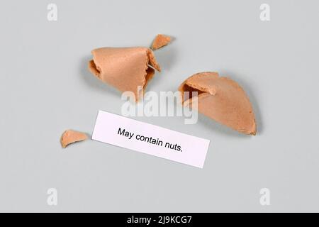 Concetto di allergia alimentare. Cookie Fortune con testo "Away contain NUTS" Foto Stock