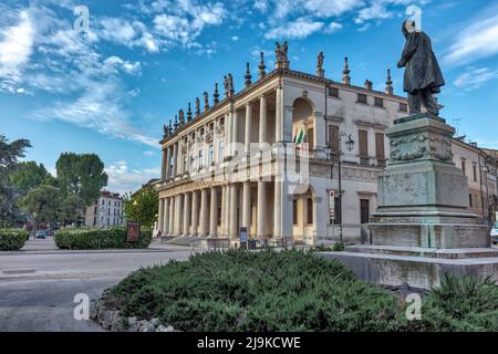 Museo Civico di Palazzo Chiericati, Piazza Matteotti - un palazzo palladiano ora museo civico d'arte con statua in pregiata fedele Lampertico. Vicenza. Foto Stock