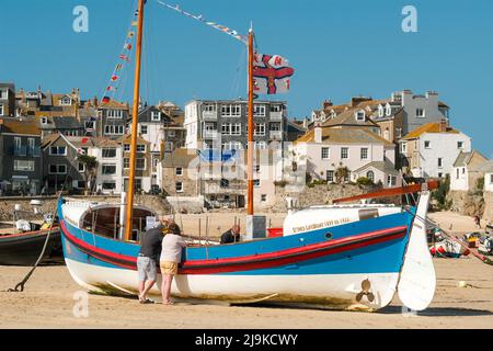 St Ives, Cornovaglia, Regno Unito. Il James Stevens No10 St Ives Lifeboat sulla spiaggia del porto. Foto Stock