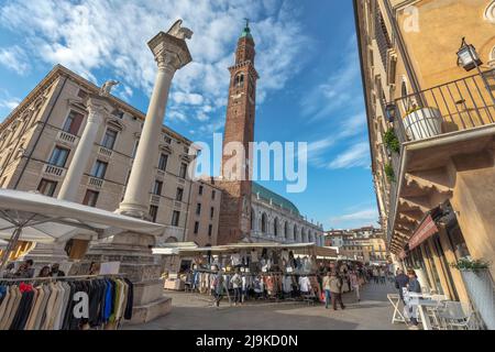 Mercato in Piazza dei signori vicino al Palazzo della regione (Basilica Palladiana del XV secolo), Torre di Piazza del XII secolo. Vicenza. Foto Stock