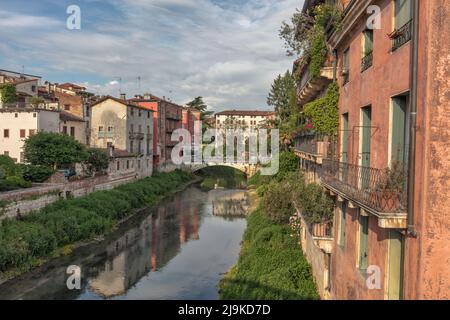 Fiume Retrone dal ponte di San Michele (Ponte S.Michele costruito nel 1623) a Contra S.Michele. Sito patrimonio dell'umanità dell'UNESCO. Vicenza Foto Stock